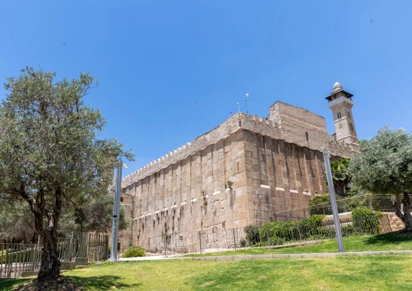 预计将有数万名游客参加在希伯伦举行的“撒拉的一生”安息日活动。这项传统活动强调了先祖洞作为精神和历史 ...