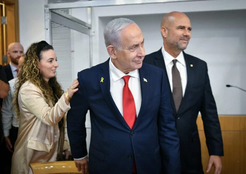 有观点认为，赦免现任总理内塔尼亚胡不是为其个人，而是出于国家战时需求。正在进行的审判被视为国家负担， ...