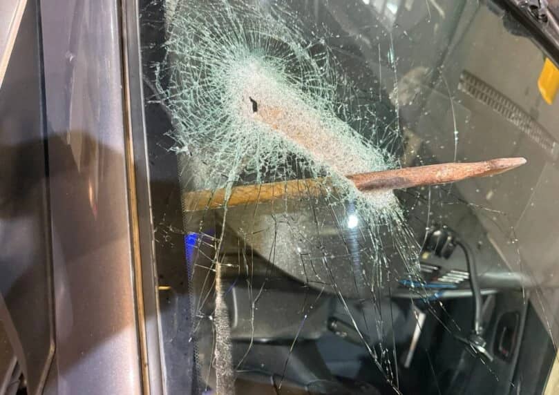 周六晚，西撒玛利亚 5 号公路上发生袭击事件，一名恐怖分子向女司机投掷锋利铁棍，铁棍插在挡风玻璃上，袭  ...