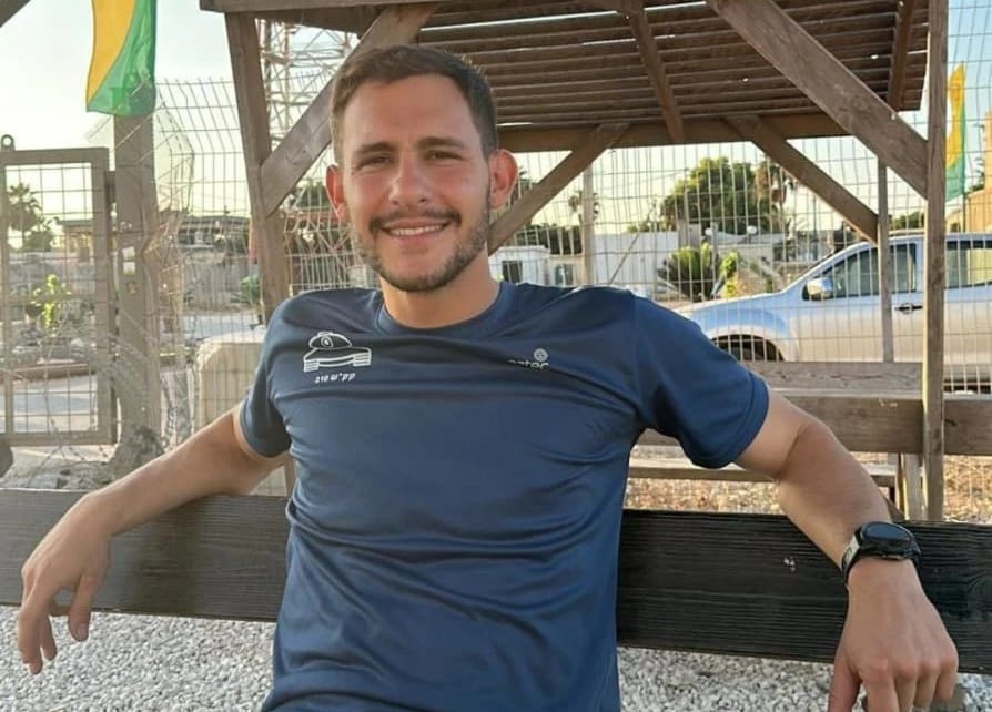 以军在加沙北部一个布满陷阱的院落中找到了已故丹尼尔·佩雷茨上尉的武器。佩雷茨来自米德·本雅明，系第77 ...