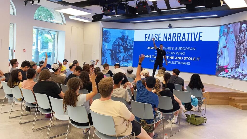 组织成员虽因公开支持犹太人和犹太复国主义而面临严重生命威胁，但这并未阻止他们持续发声。 ... ...