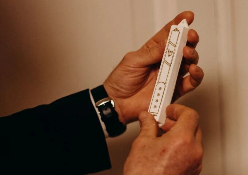 针对犹太人的反犹太主义行为，加拿大多伦多居民家中门柱经文匣被扯走。