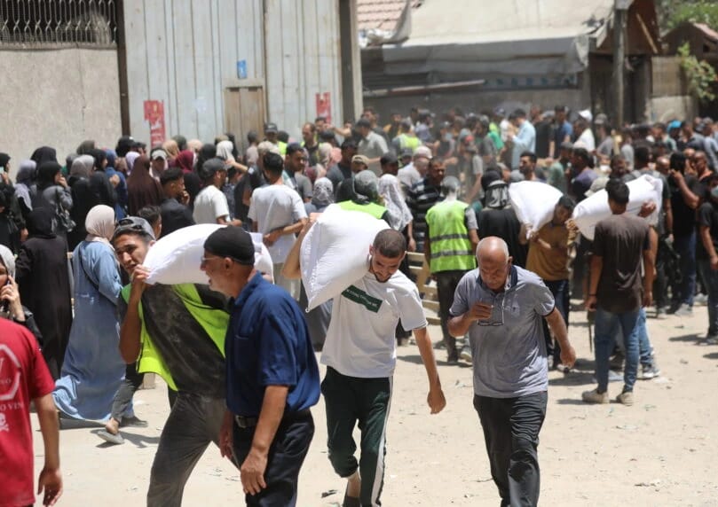 以色列政府宣布自2026年起，国际援助组织须证明与恐怖组织无关联，否则将吊销许可证；此前调查发现部分组织 ...