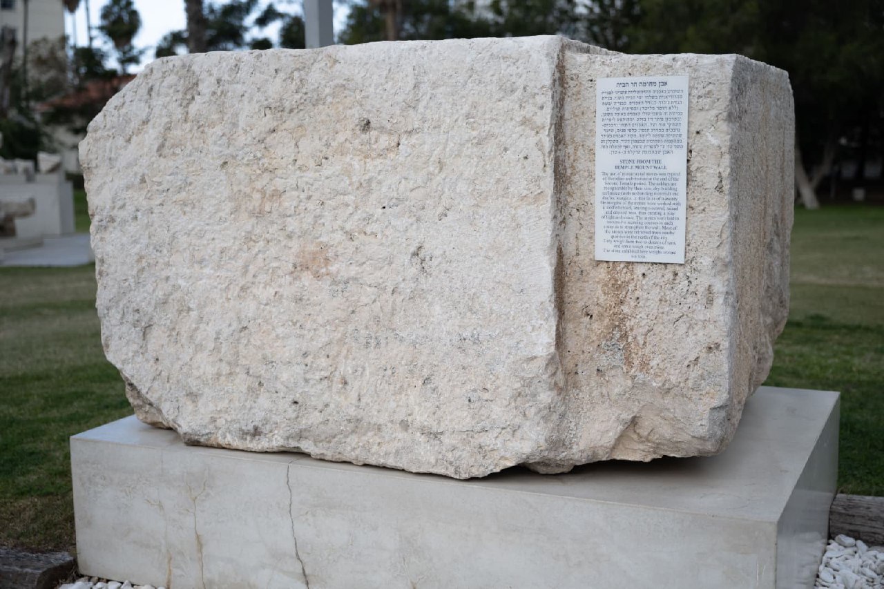 卡茨决定将存放在特拉维夫基里亚区数十载的一块西墙古石碑送回原址，安置在指定的西墙石碑旁。此举是出于对 ...