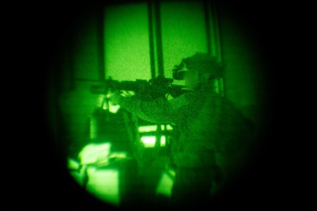 以色列国防军在黎巴嫩南部通过空袭消灭一恐怖分子小组；过去一周内共击毙40多名恐怖分子并摧毁50多处据点。 ...