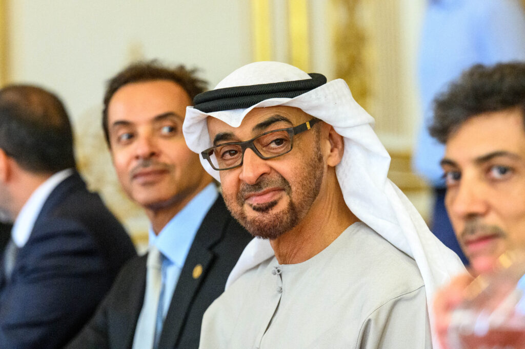 由于阿联酋政府决定没收伊朗境内约5300亿美元资产，尽管停火协议已生效，伊朗仍持续对阿联酋发动袭击。 ... ...