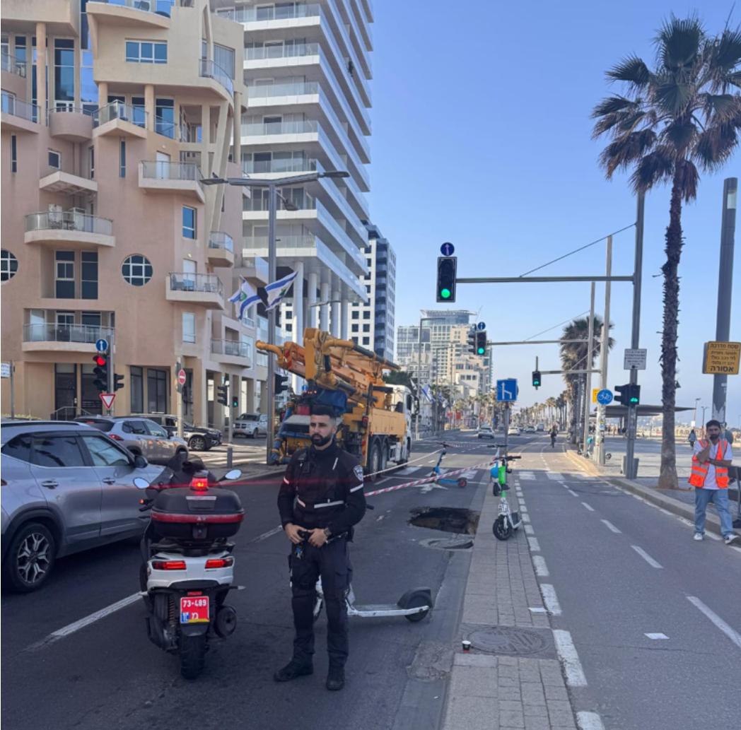 特拉维夫赫伯特塞缪尔街靠近海滩处出现天坑，引发关注。
