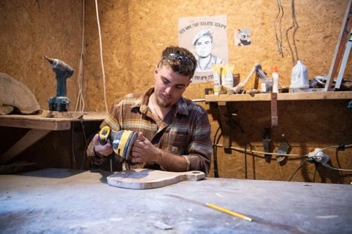 吉瓦提侦察部队（Sayeret Givati）的前士兵阿维亚德在木工坊中直面创伤，把个人疗愈转化为面向社会的纪念与 ...