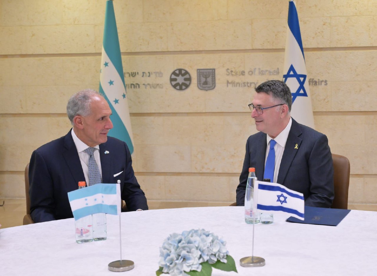 洪都拉斯当选总统纳赛尔·阿斯福拉访问以色列并与外长吉迪恩·萨尔会晤。他宣布将在1月27日就职首日向以色  ...