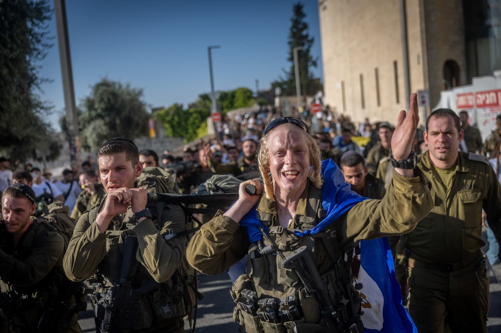 以色列政府推行新的征兵法律。由于10月7日事件引发了对哈雷迪社群生活方式与国家关系的反思，新法旨在设定  ...