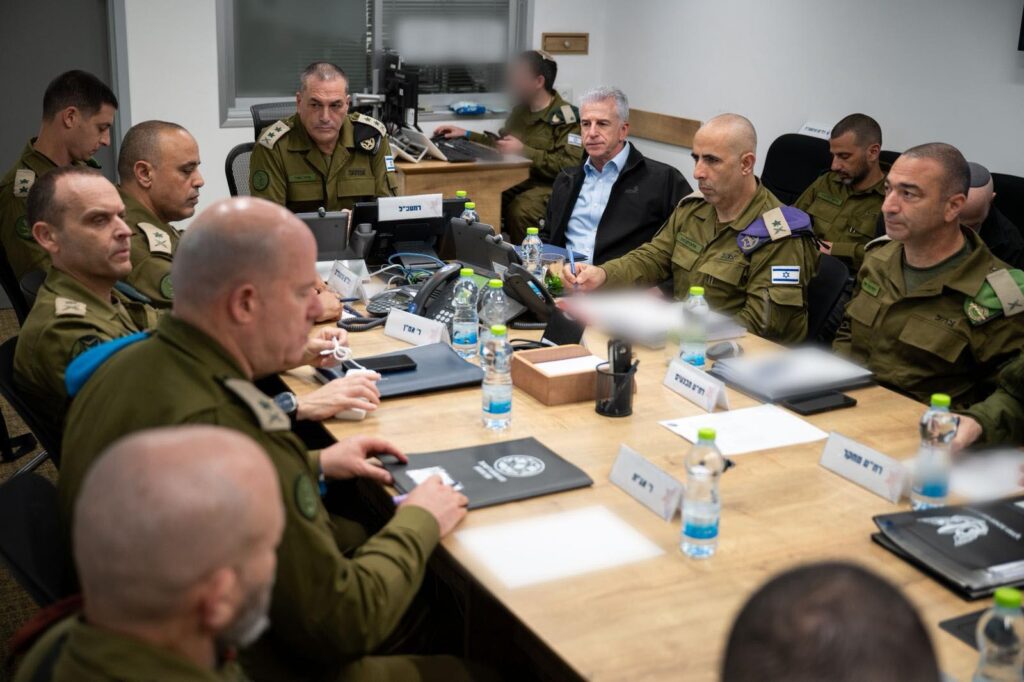 行动由总理内塔尼亚胡、国防部长卡茨、总参谋长扎米尔和摩萨德局长巴尼亚组成的“四人组”领导。内塔尼亚胡 ...