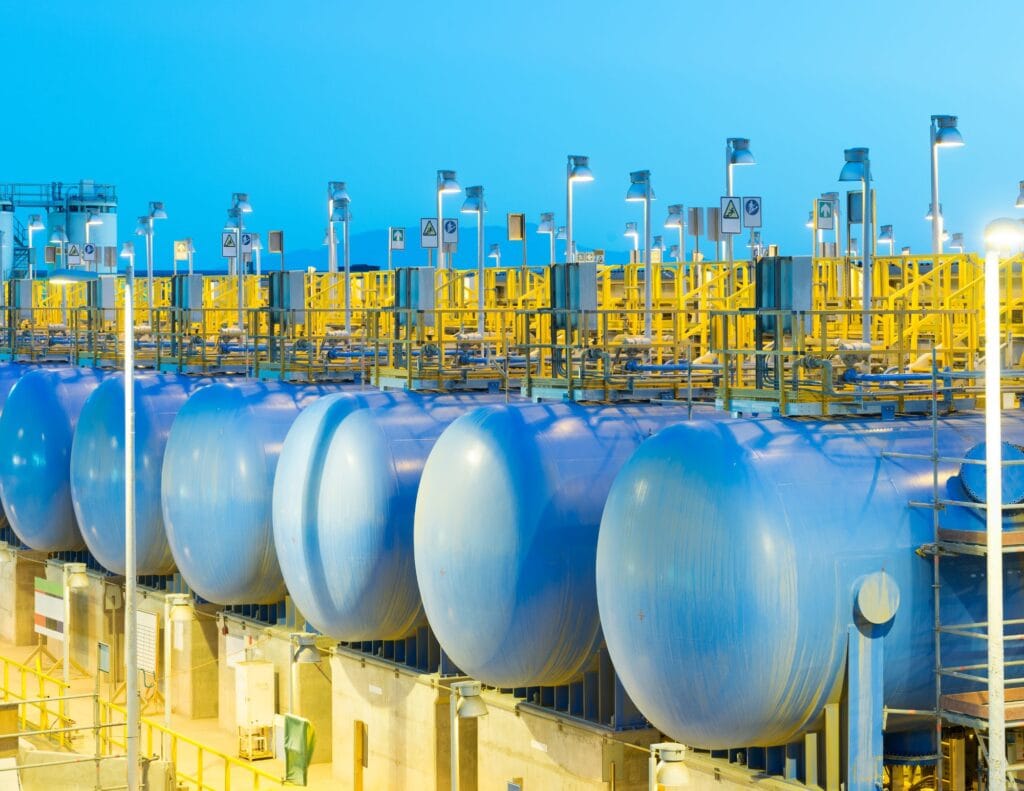 针对德黑兰的多部门行动显示，海水淡化设施等民用基础设施正面临导弹和网络攻击的威胁。 ... ...