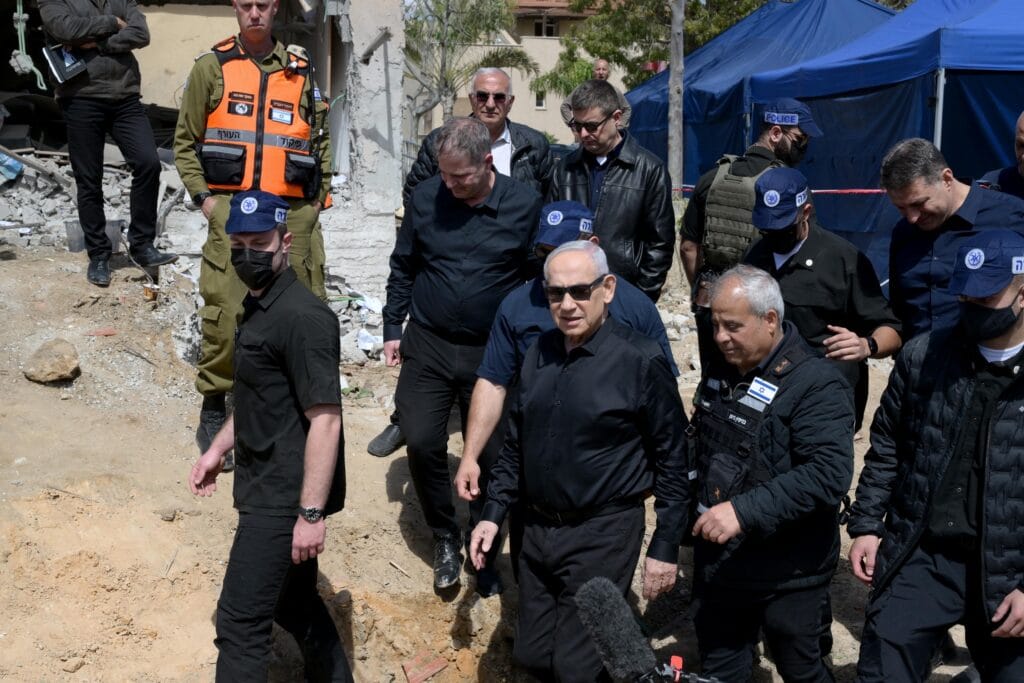 内塔尼亚胡视察迪莫纳火箭弹袭击现场，呼吁公民严格遵守国土防卫司令部的安全指示。他将这些指示定义为“拯 ...