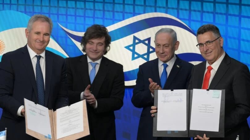 以色列总理内塔尼亚胡与阿根廷总统米利在耶路撒冷签署了航空、安全及人工智能领域的协议，并宣布开通两国直 ...