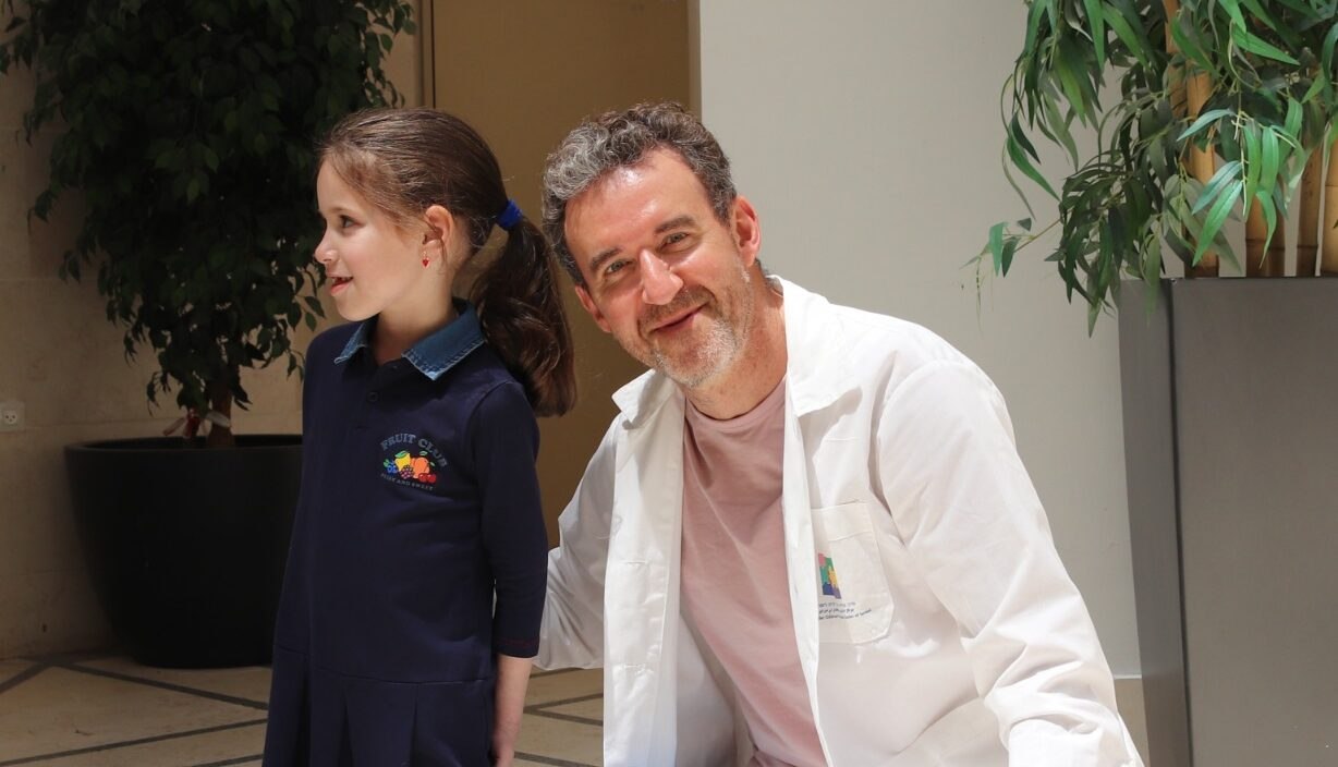 此前在阿拉德遭碎片炸伤的7岁女孩，经过施耐德儿童医院的多项手术治疗后情况好转，现已获准出院回家康复。  ...