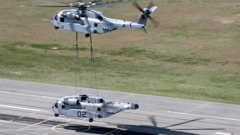 美制CH-53K重型运输直升机在美国近期测试中展示了吊起同型号直升机的救援能力，该机型作为亚苏尔直升机的继 ...